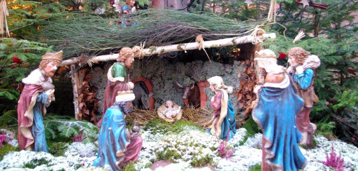 Nativity Scenes in France - Place de l'église, Kaysersberg © French Moments