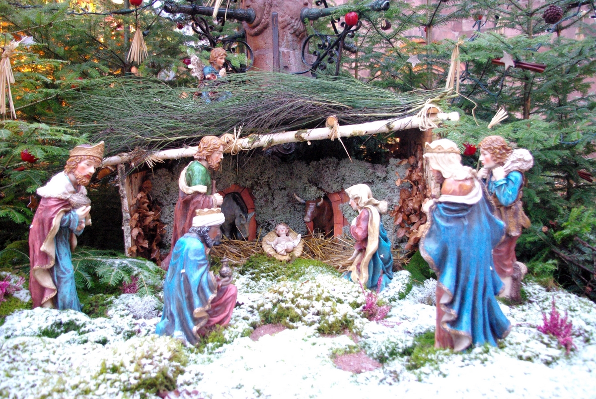 Nativity Scenes in France - Place de l'église, Kaysersberg © French Moments