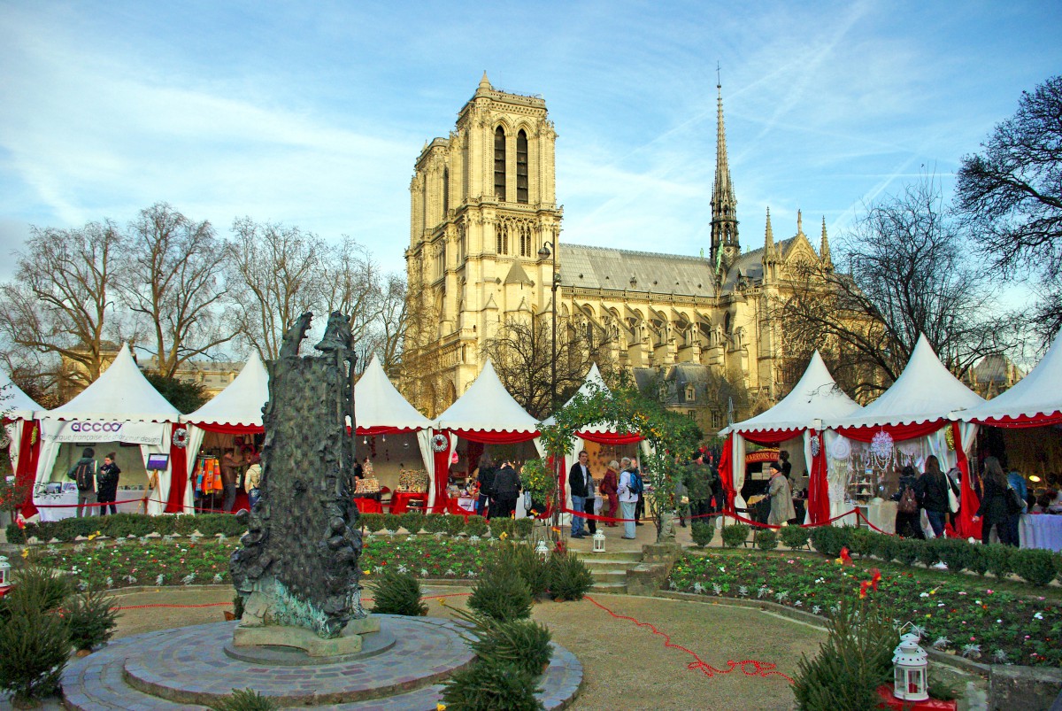 Paris Christmas Market at Notre-Dame (Square René Viviani) © French Moments