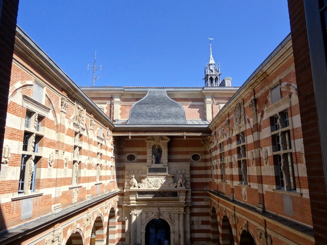 Henri IV Courtyard from the Salle des Illustres © Don-vip - licence [CC BY-SA 3.0] from Wikimedia Commons