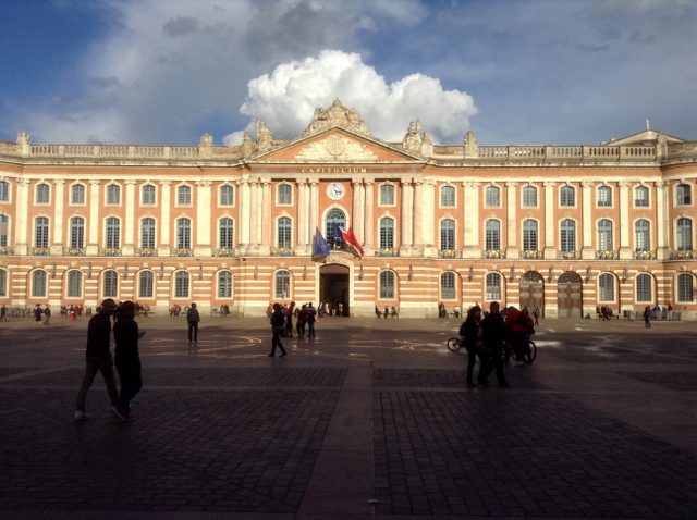 Toulouse Capitole Facade © Etiennekd - - licence [CC BY-SA 3.0] from Wikimedia Commons