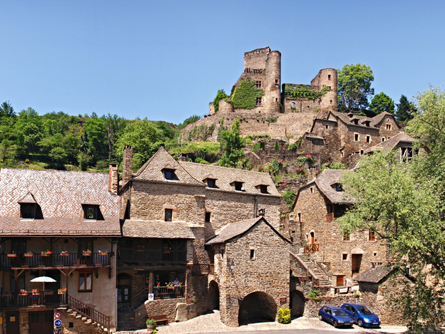 Belcastel © Pierre Bona - licence [CC BY-SA 3.0] from Wikimedia Commons