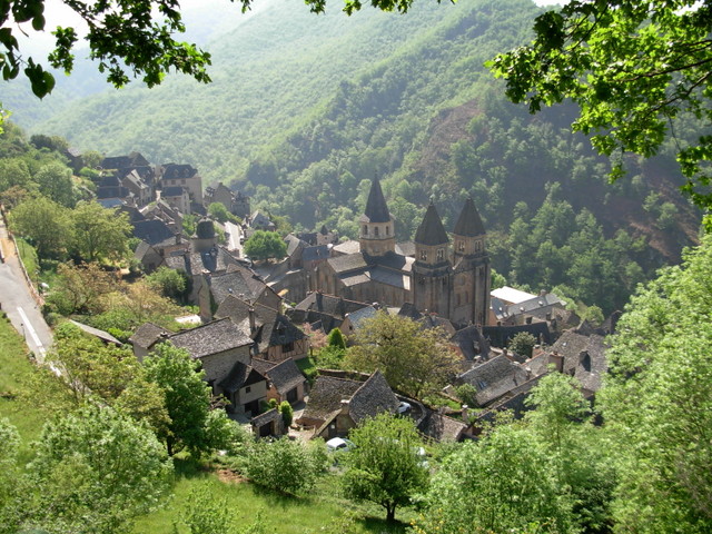 Conques © J-f.desvignes - licence [CC BY-SA 3.0] from Wikimedia Commons