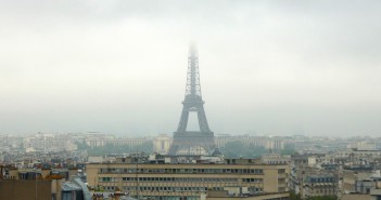 When the Eiffel Tower disappears Tour Eiffel en folie de jour 43 © French Moments
