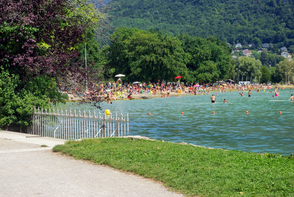 Holidays and Celebrations in France - Annecy Beach © French Moments