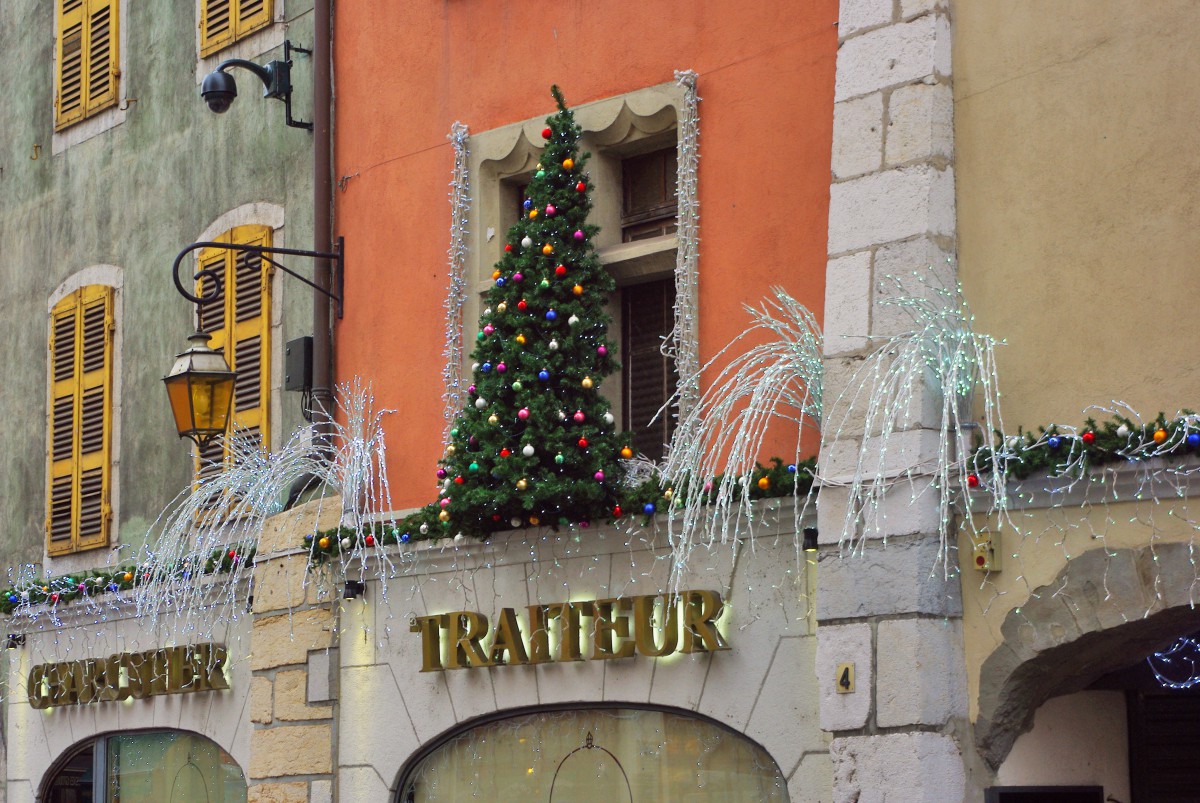 A Christmas stroll in the streets of Annecy © French Moments