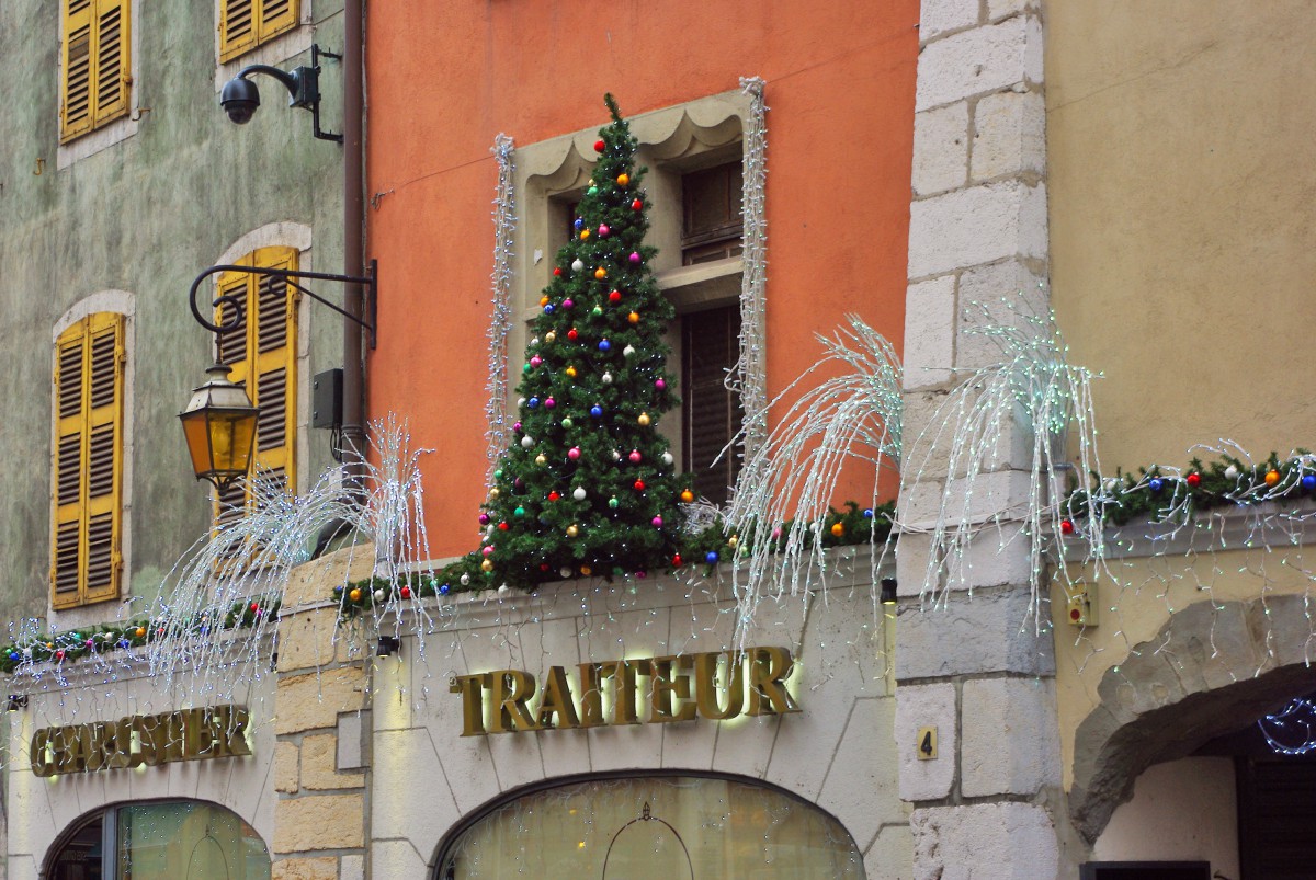 A Discovery Guide to the Annecy Christmas Market French Moments