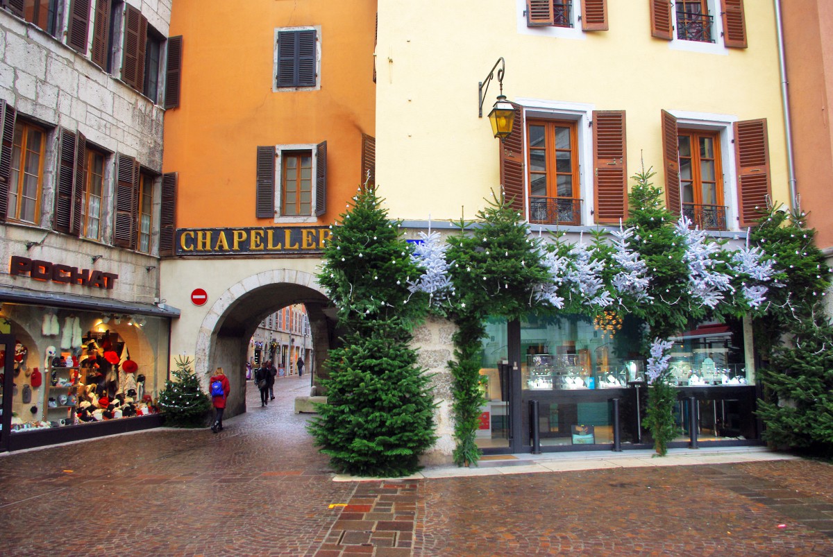 A Christmas stroll in the streets of Annecy © French Moments