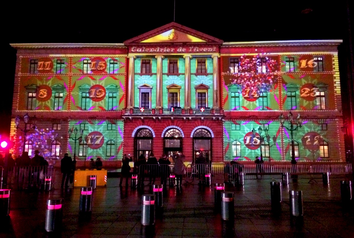 Light show on the façade of the Annecy City-Hall © French Moments