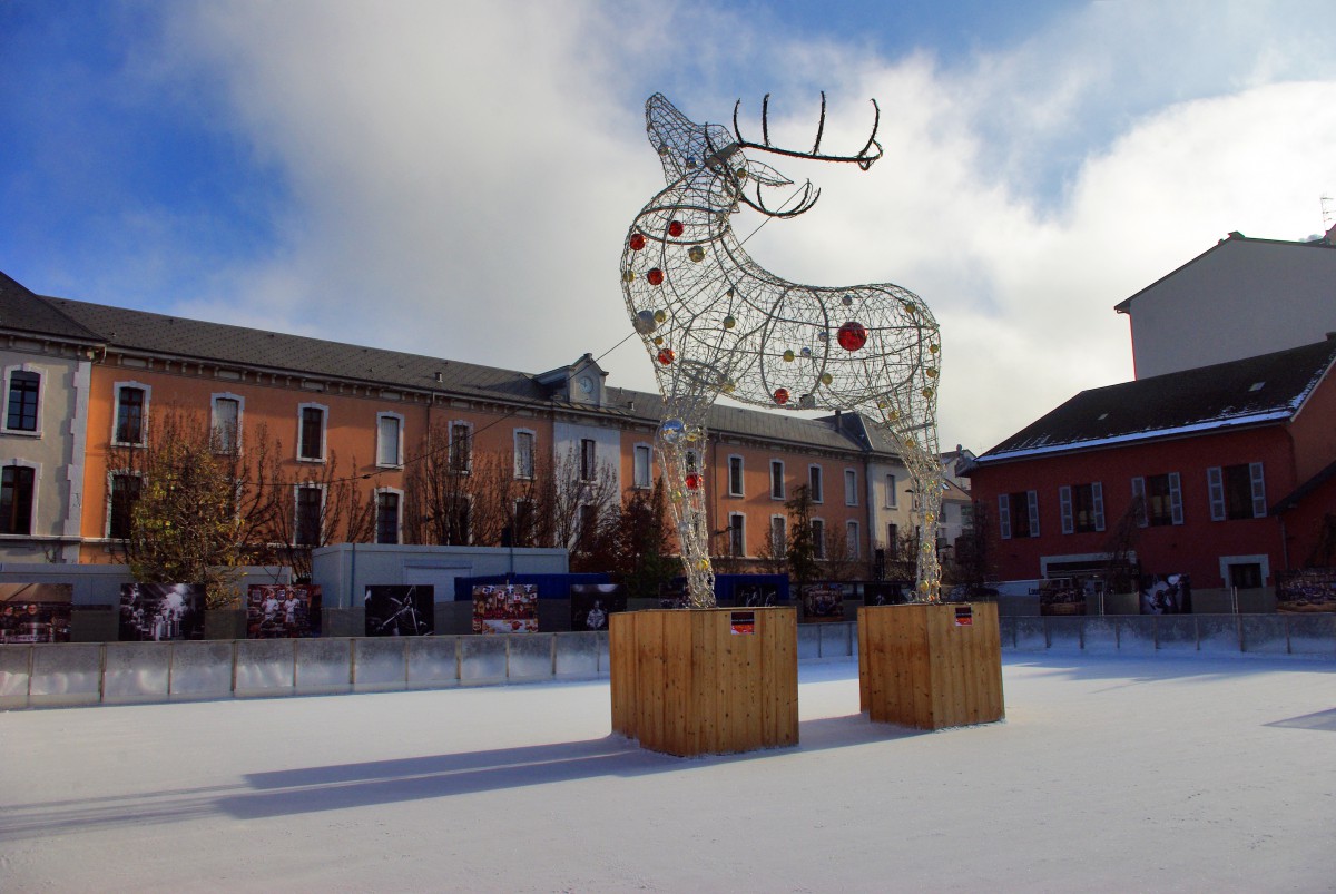 The ice skating rink on place François de Menthon © French Moments