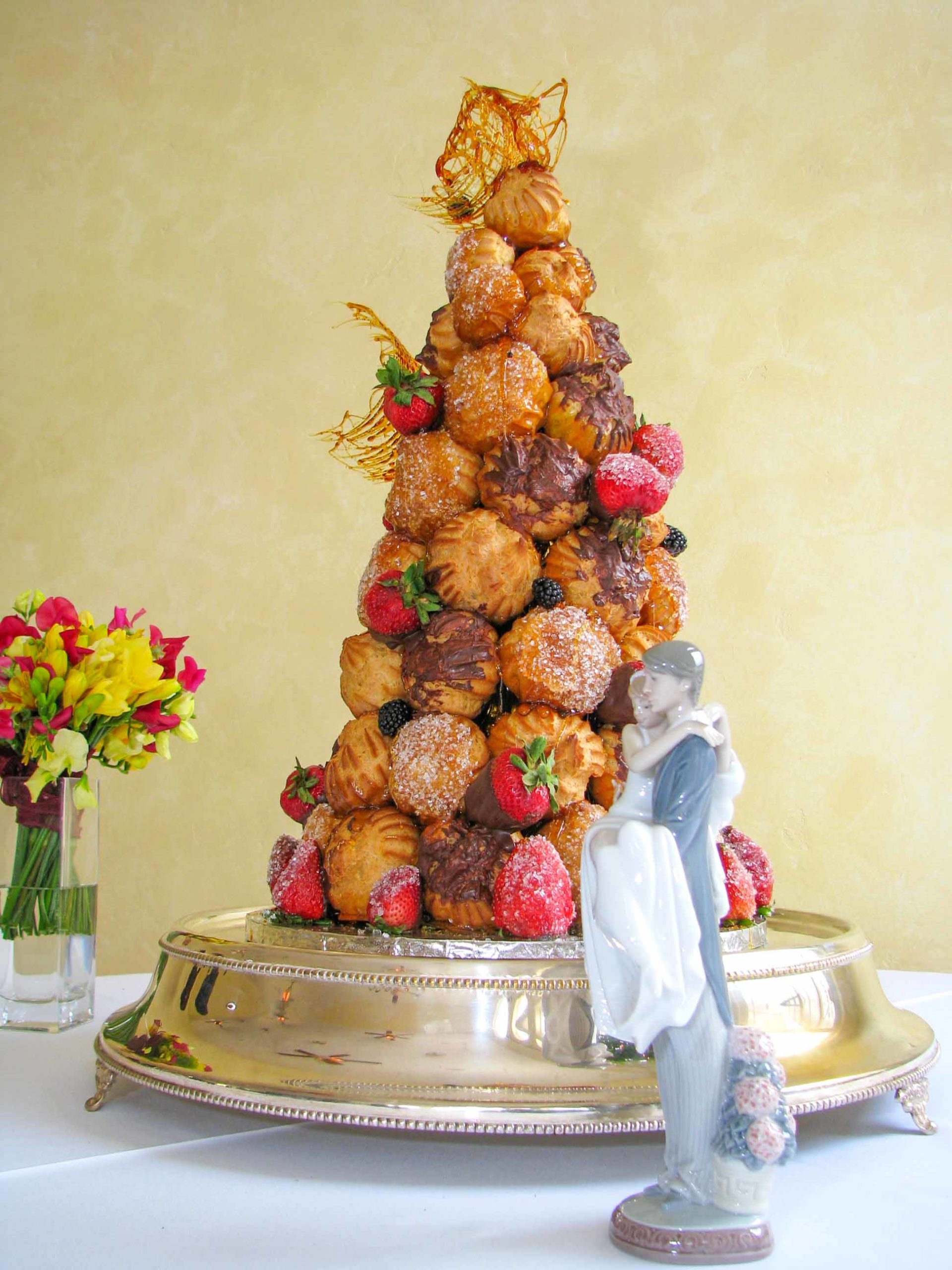 Croquembouche © Eric Baker - licence [CC BY-SA 3.0] from Wikimedia Commons