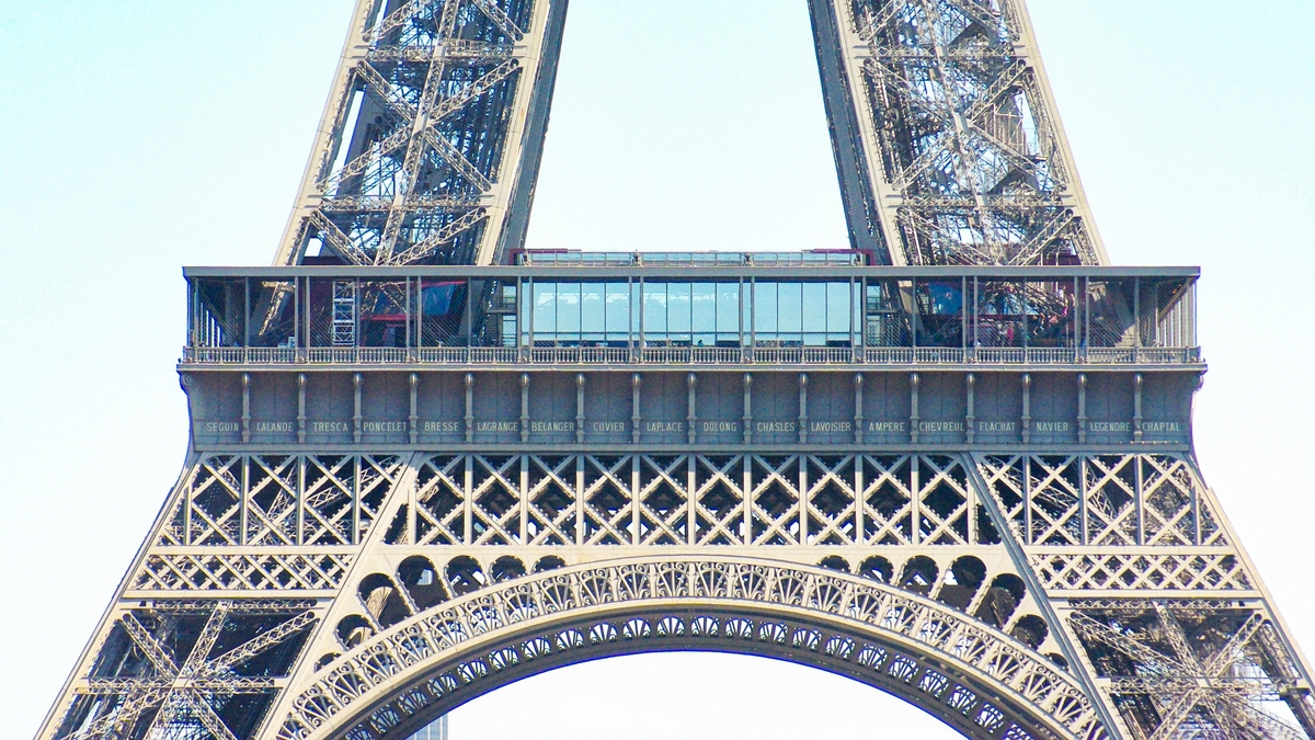 How many visitors can the Eiffel Tower hold at the same time? – French