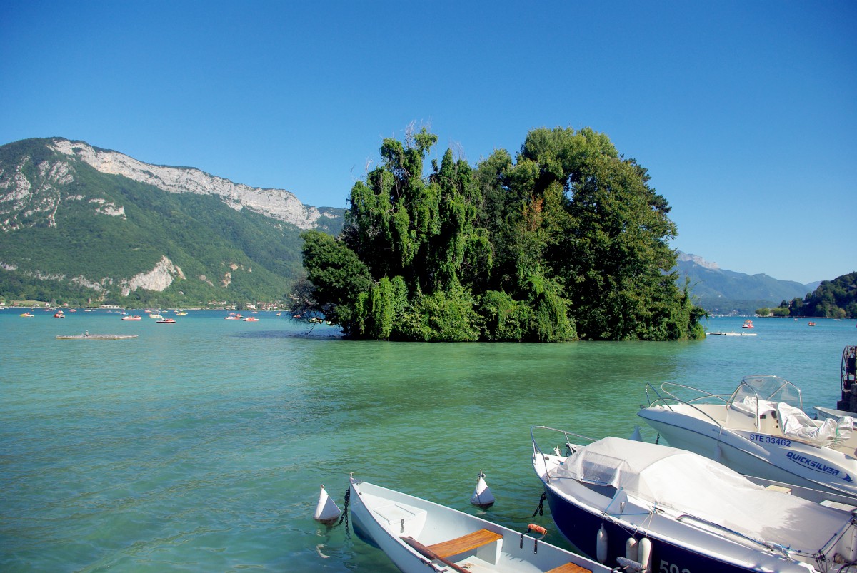 Ile aux Cygnes, Annecy lakeshore © French Moments