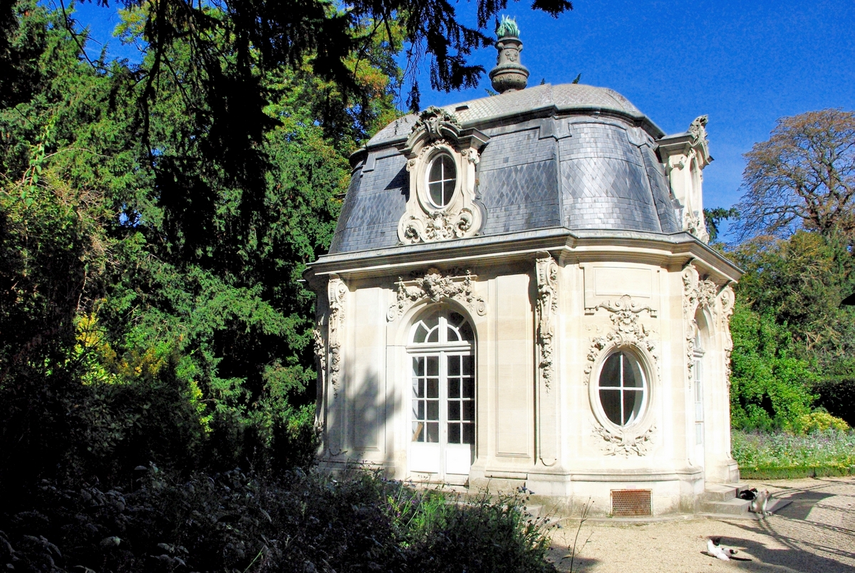 Louis XV Pavillon, Parc de Bagatelle © French Moments