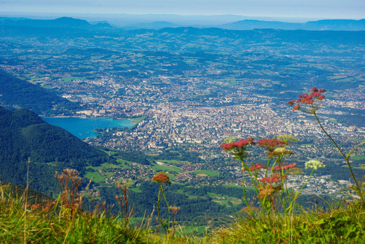 Annecy seen from the Parmelan summit © French Moments