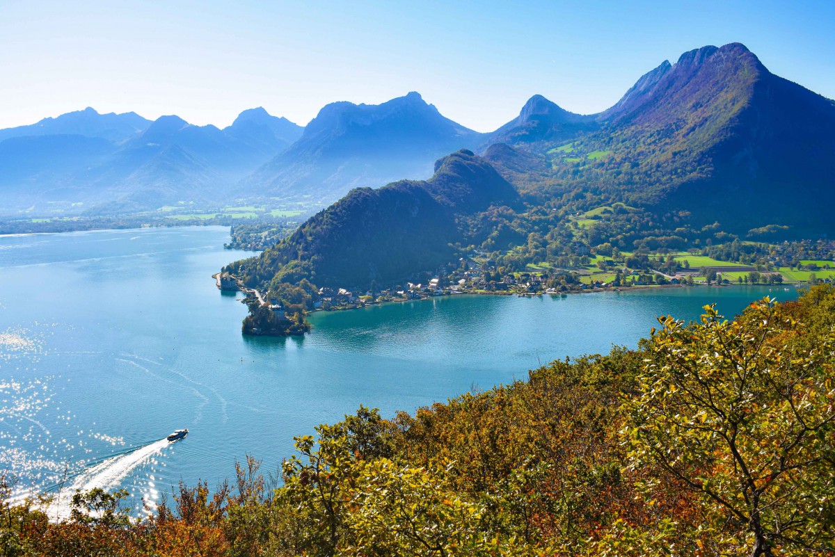 The "Petit Lac" seen from Roc de Chère © French Moments