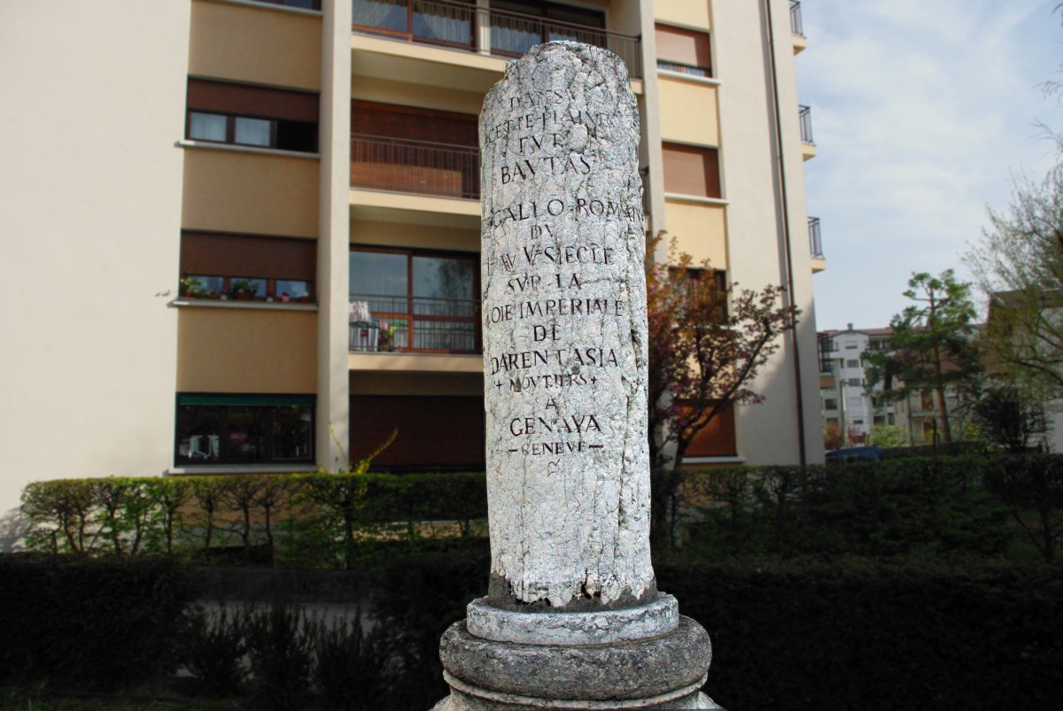 Roman column on Place des Romains, Annecy © French Moments