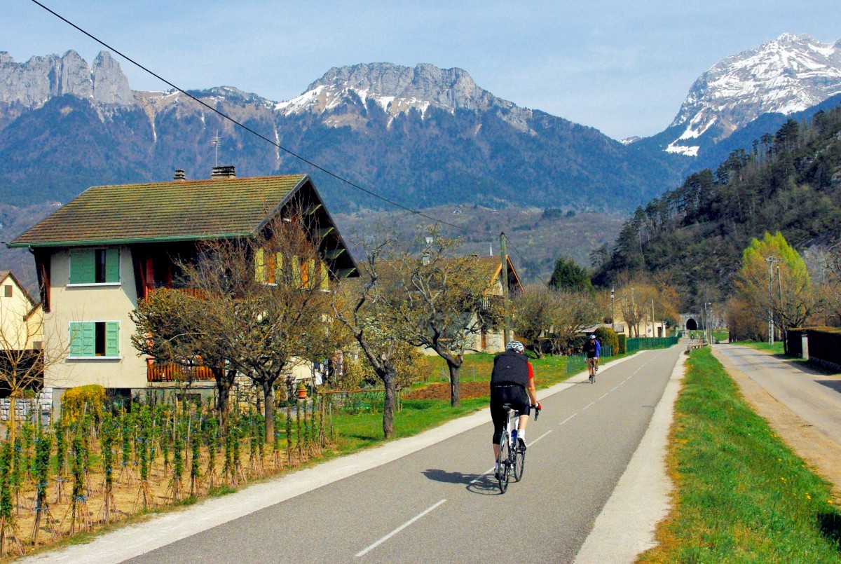 The cycling path around Lake Annecy © French Moments