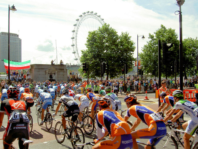 Tour de France 2007 in London © Steve F - licence [CC BY-SA 2.0] from Wikimedia Commons