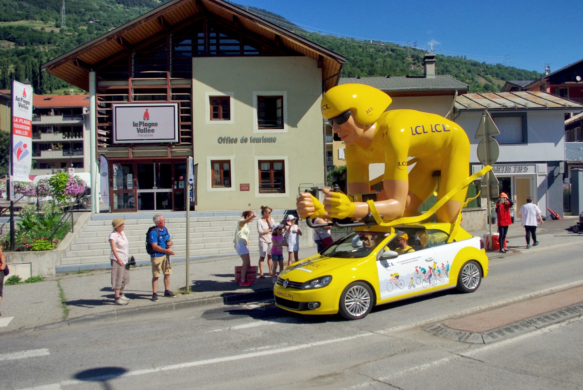 The advertising caravan of the Tour de France at Aime-la-Plagne © French Moments