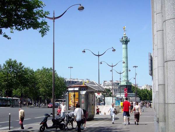 Lamp Post in Place de la Bastille © French Moments
