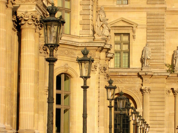 Lamp posts of Paris: Louvre © French Moments