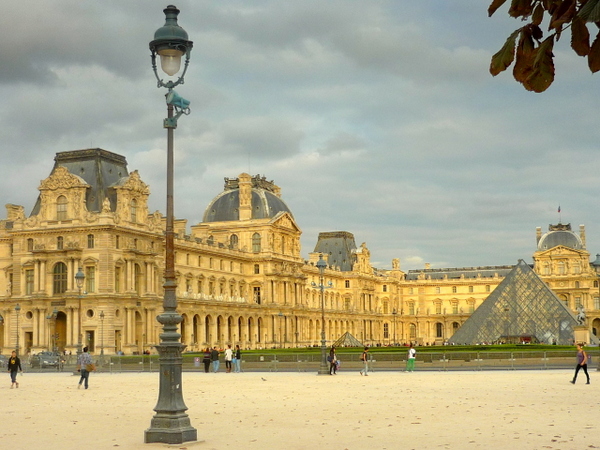 The Louvre and the lamp posts of Paris © French Moments