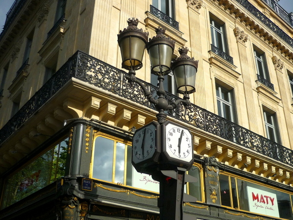 Lamp posts of Paris: place de l'Opéra © French Moments