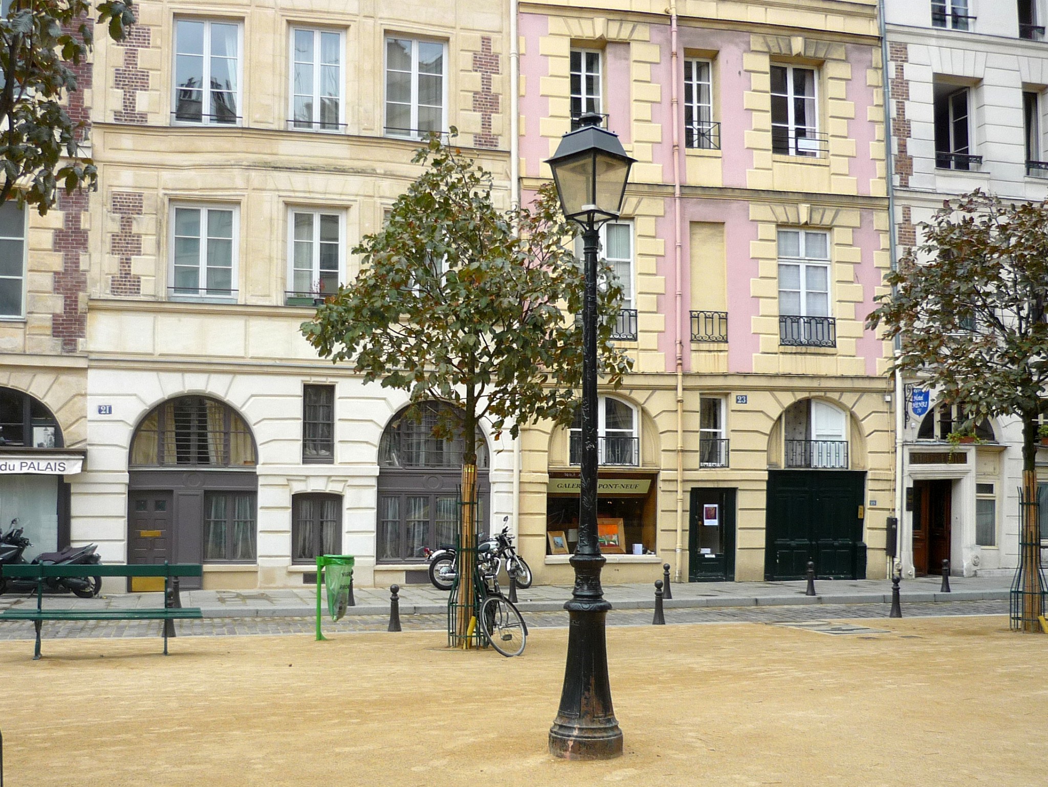 Lamp post Place Dauphine Paris © French Moments