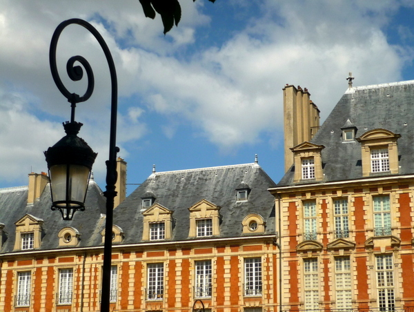 Rounded lamp post in Place des Vosges © French Moments