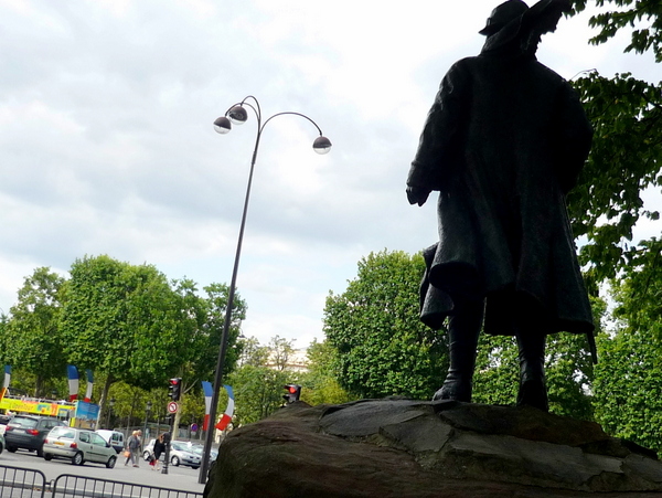 Three arm lamp post in Place Clemenceau © French Moments