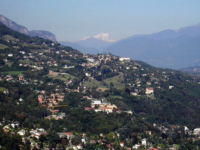 Mont-Blanc from Grenoble by Milky — Travail personnel. Sous licence Free Art License via Wikimedia Commons