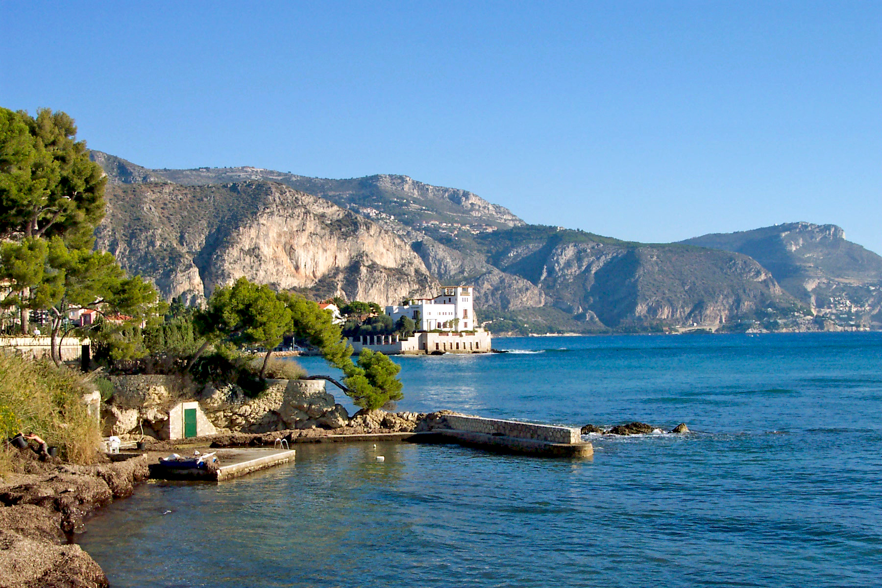 Beaulieu-sur-Mer Baie des Fourmis by Patrice Semeria (Public Domain)