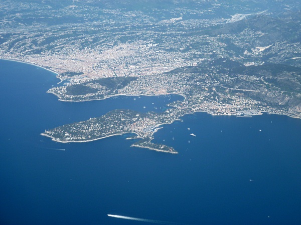 Cap Ferrat, Villefranche and Nice © Broenberr - licence [CC BY-SA 3.0] from Wikimedia Commons