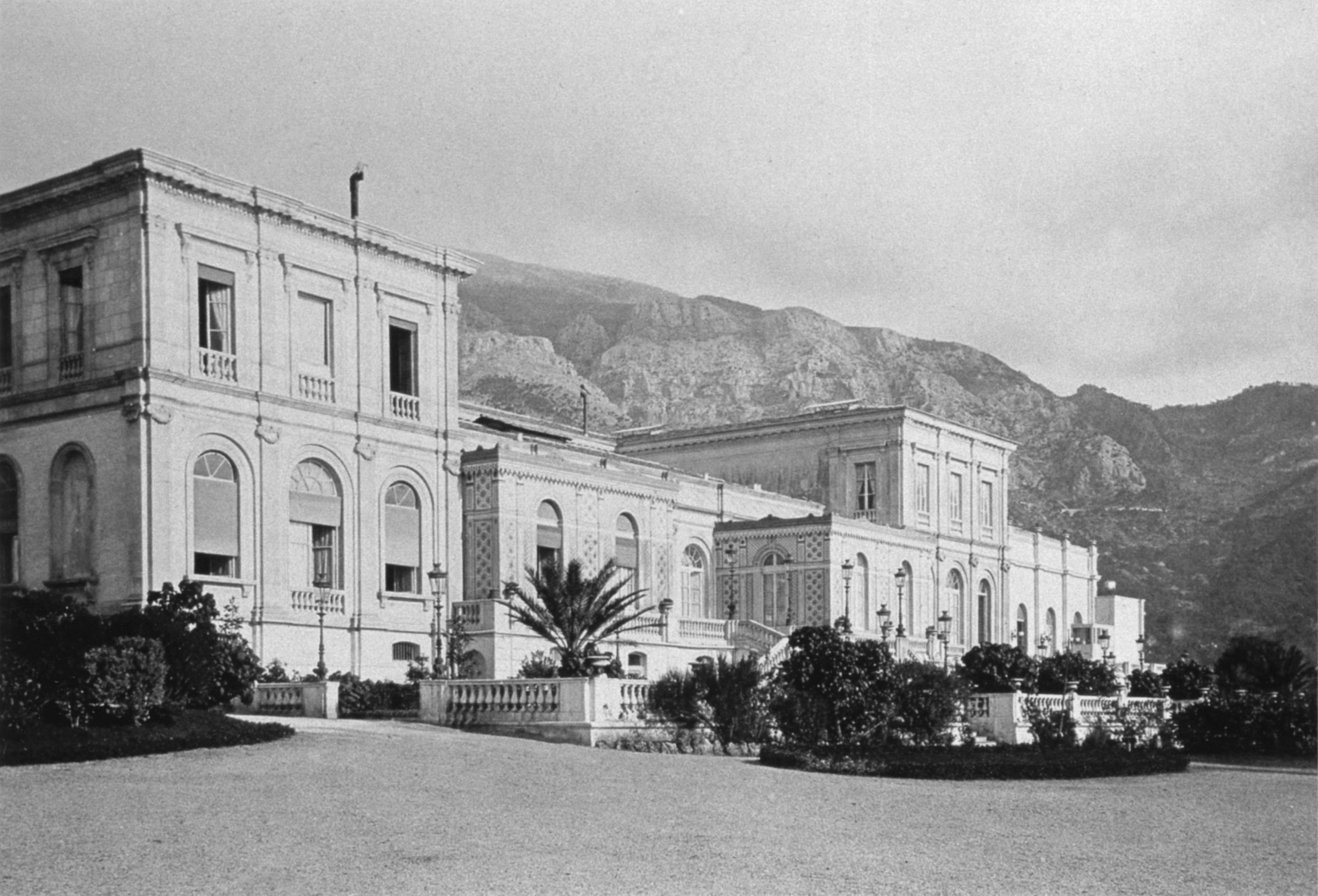 Casino de Monte-Carlo before 1878 (public domain via Wikimedia Commons)