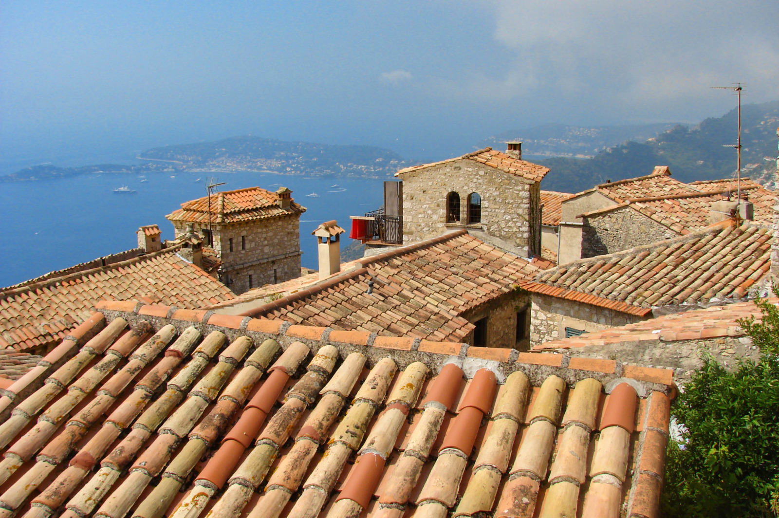 The rooftops of Eze © avu-edm - licence [CC BY 3.0] from Wikimedia Commons