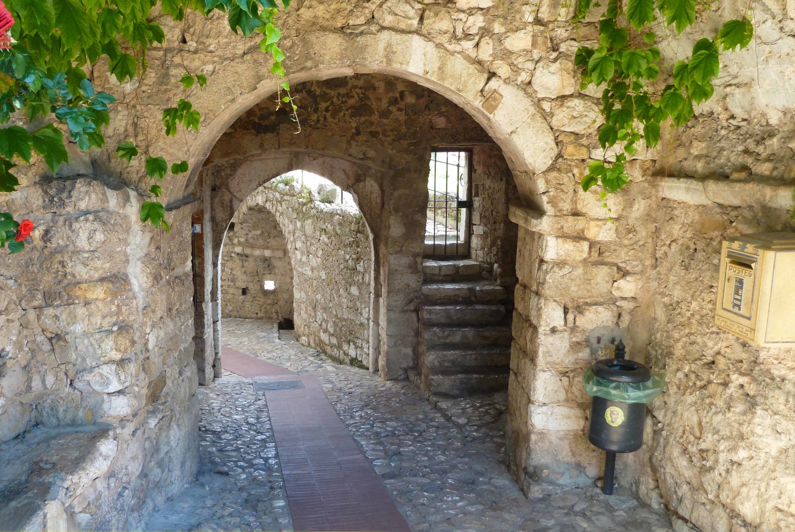 Eze's Poterne gateway © Abxbay - licence [CC BY-SA 4.0] from Wikimedia Commons