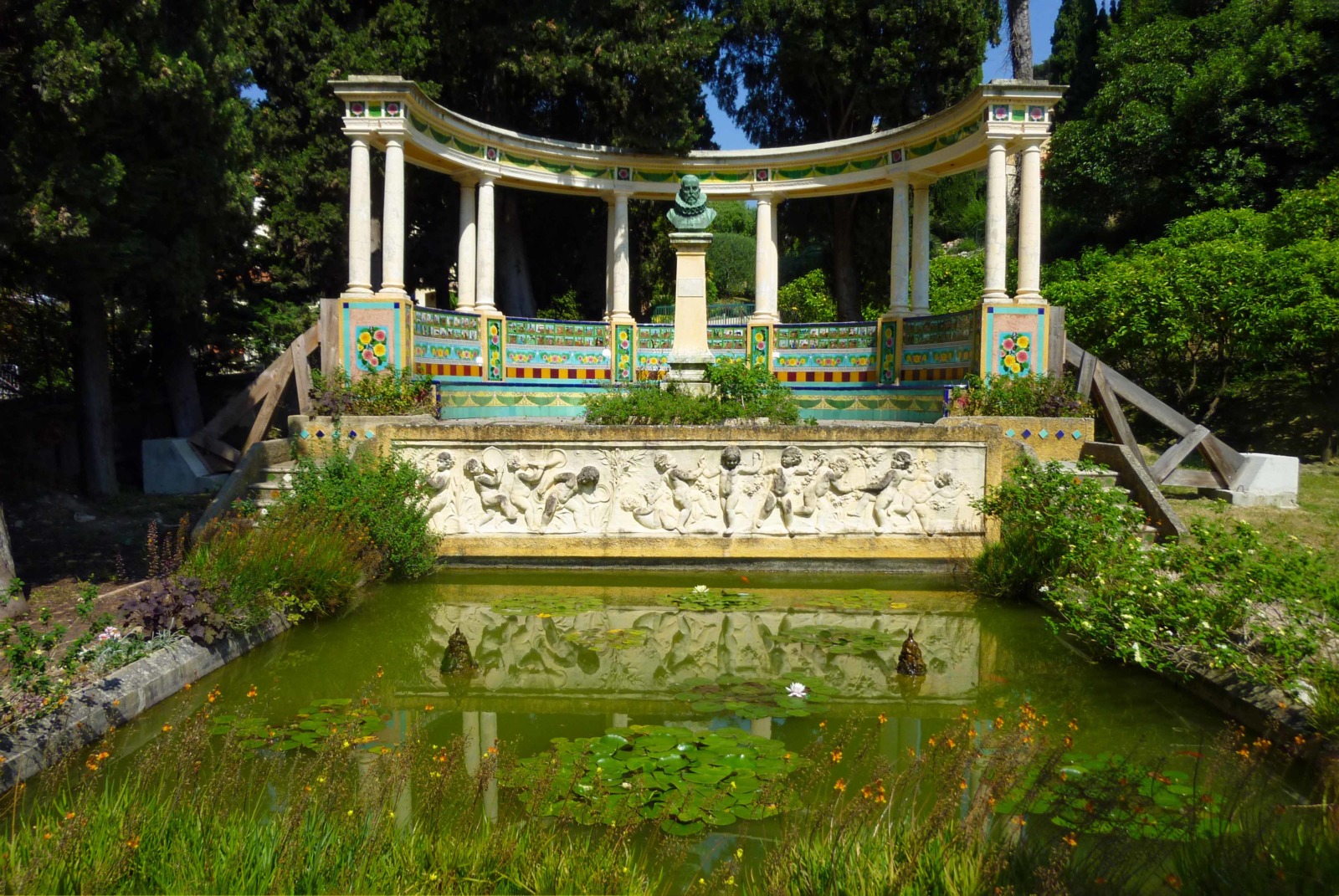 The gardens of Fontana Rosa © Miniwark - licence [CC BY-SA 3.0] from Wikimedia Commons