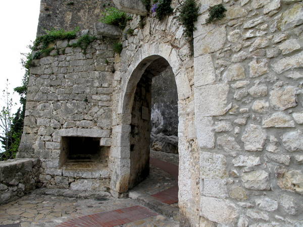 La Poterne Eze by Tangopaso (Public Domain)