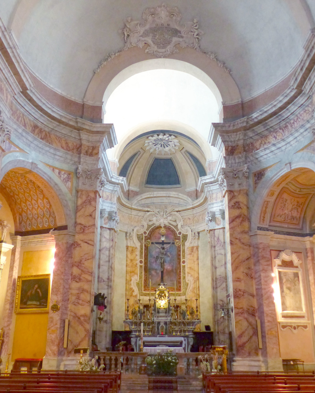 Inside the Saint Michel church of La Turbie © Finoskov - licence [CC BY-SA 4.0] from Wikimedia Commons