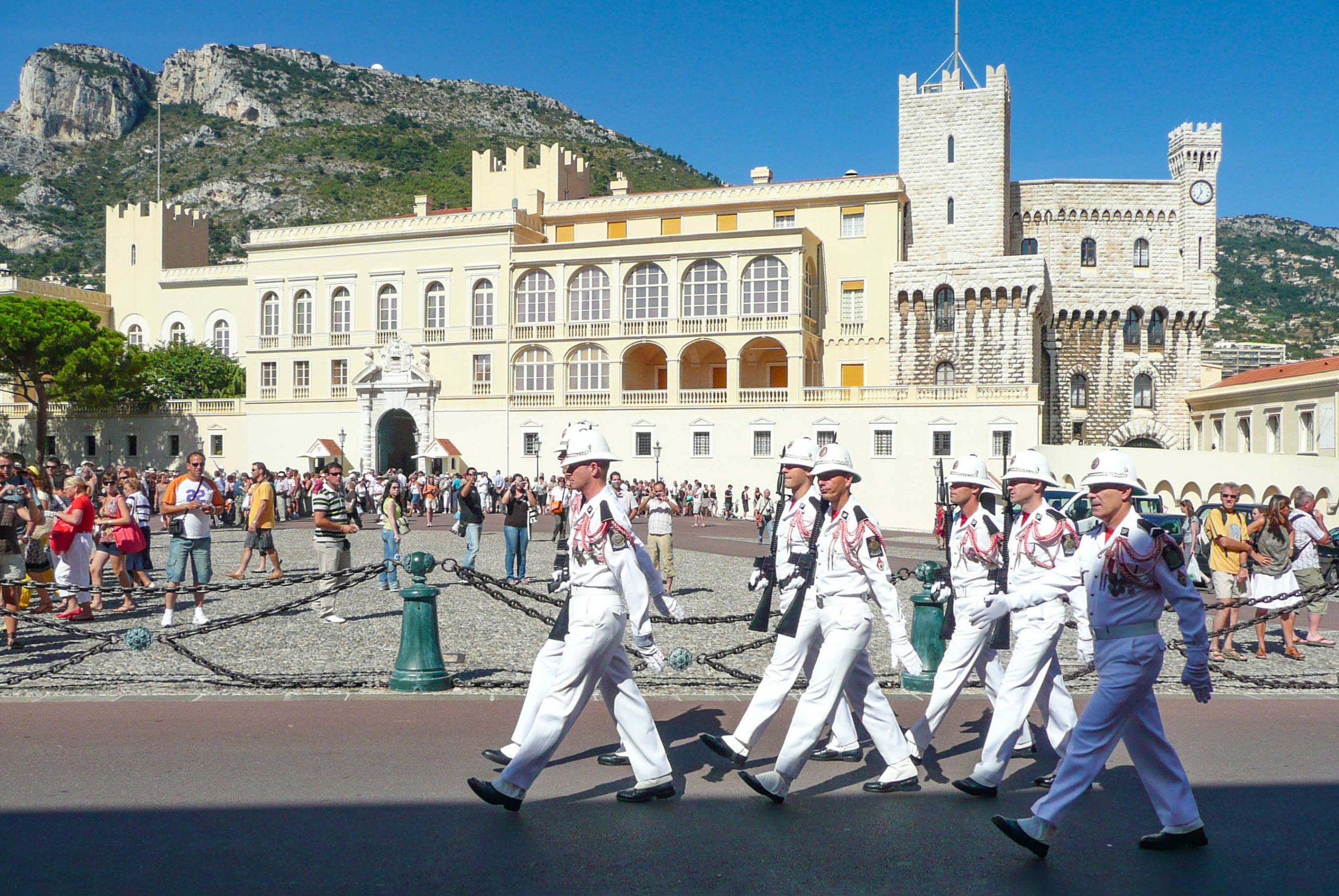 Monaco Carabiniers © Nikolai Karaneschev - licence [CC BY 3.0] from Wikimedia Commons