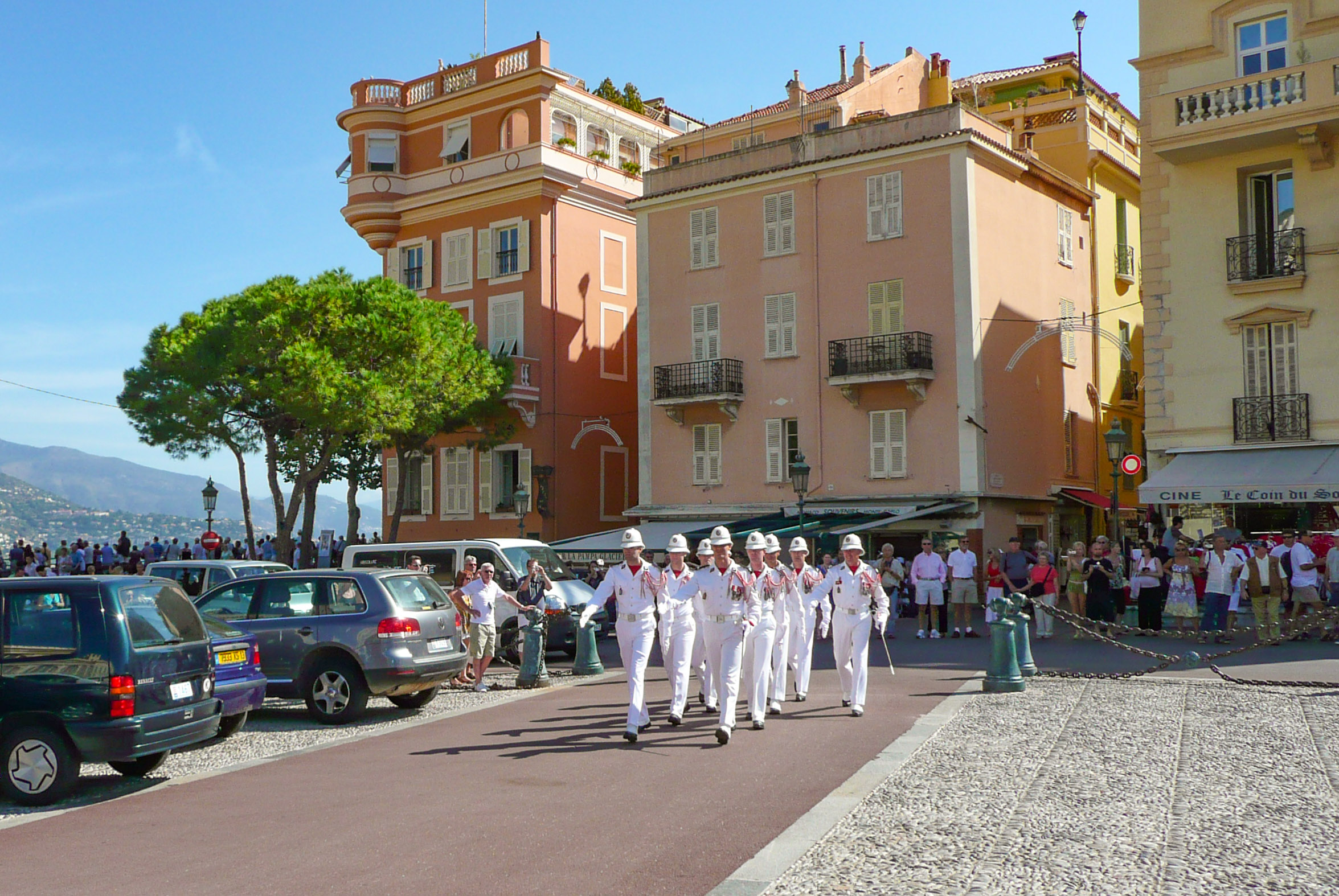 Rocher de Monaco - Changing of the Guards © Nikolai Karaneschev - licence [CC BY 3.0] from Wikimedia Commons