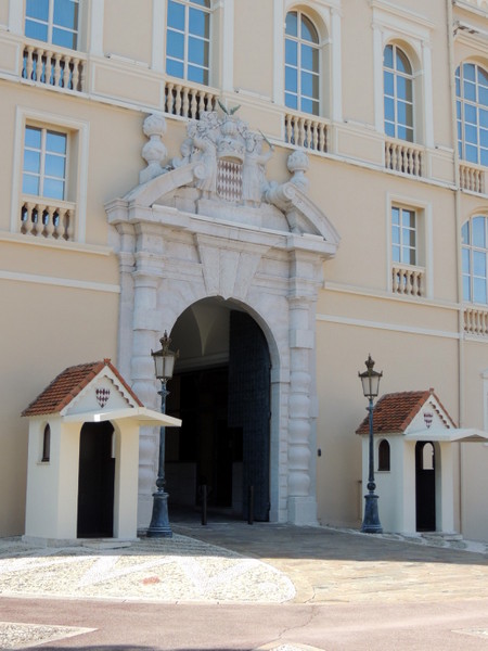 Prince's Palace Entrance © Abxbay - licence [CC BY-SA 3.0] from Wikimedia Commons