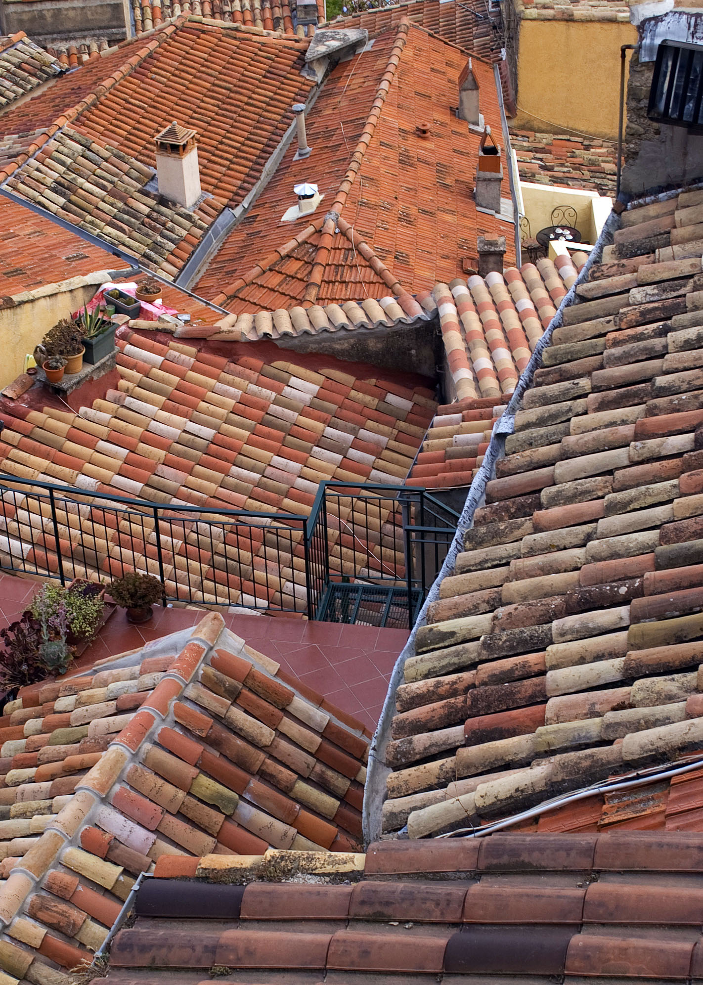 The roofs, perched village of Roquebrune © Javier B - licence [CC BY 3.0] from Wikimedia Commons