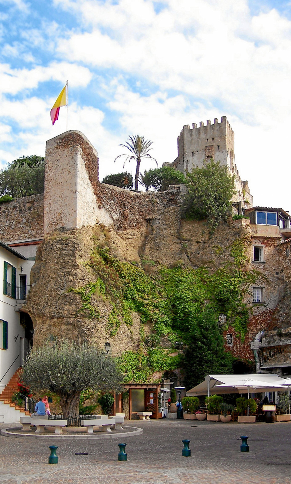 Roquebrune-Cap-Martin - Place des Deux Frères and Castle © Unknown Author - licence [CC BY-SA 3.0] from Wikimedia Commons