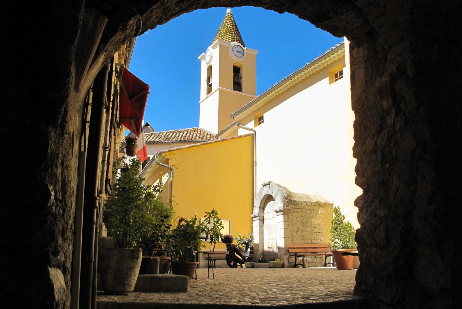 Under an old arch in the village. Photo: Tangopaso (Public Domain)