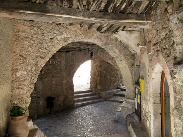Sainte-Agnes rue des Sarrasins by Tangopaso (Public Domain)