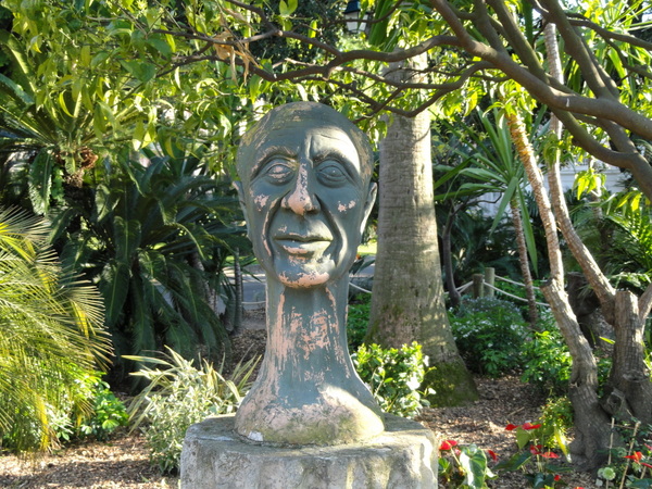 Statue dans le Jardin du Palais Carnolès by Daderot (Public Domain)