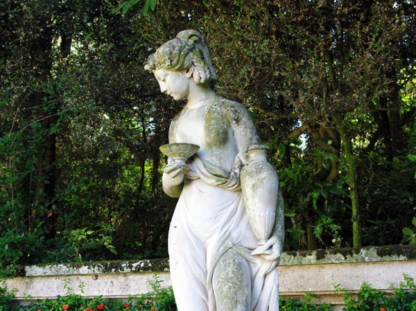 Statue in circular court, Parc de Bagatelle © French Moments
