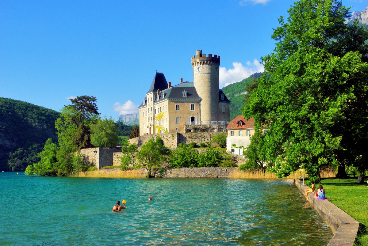 Duingt Castle in May © French Moments